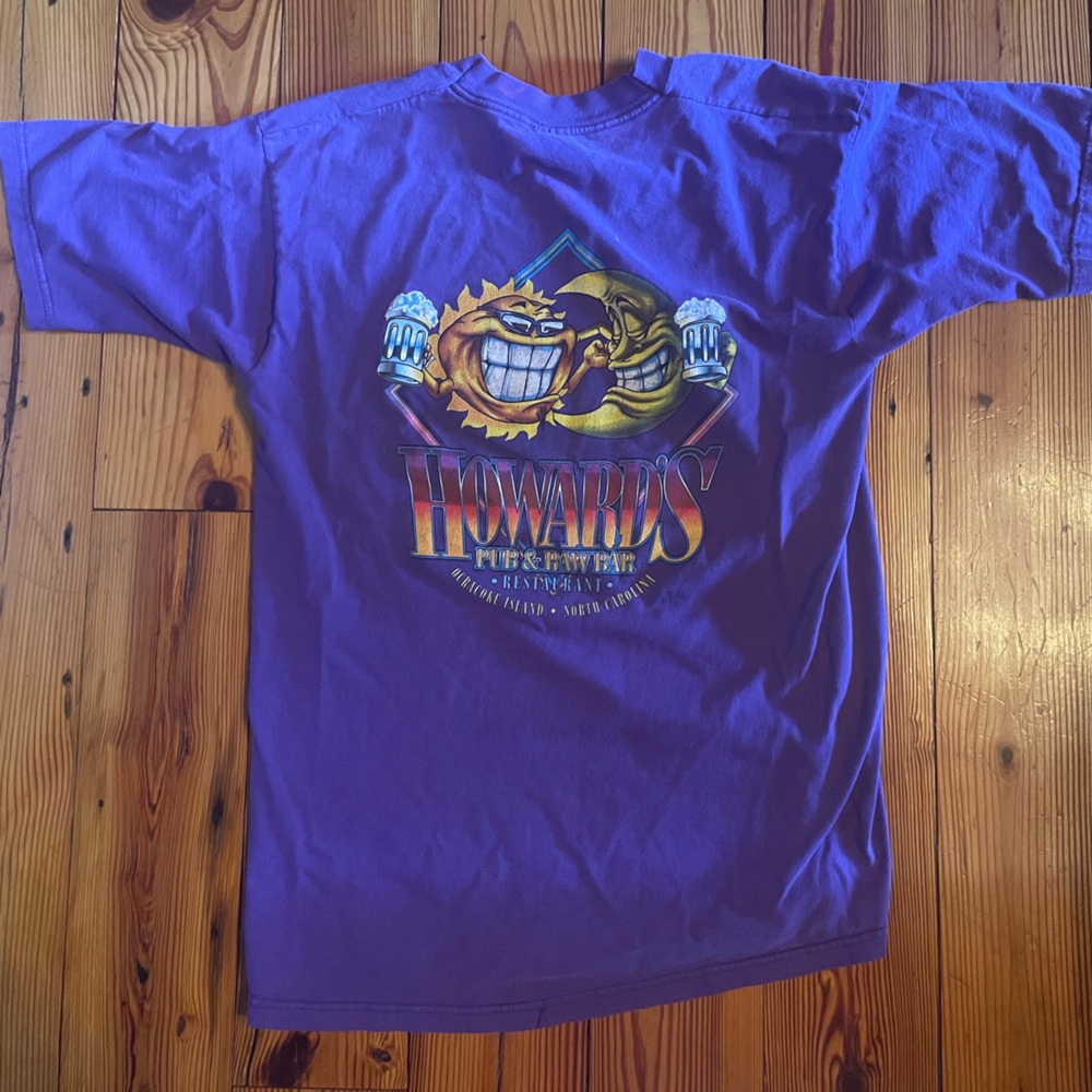 Vintage Howard’s pub and raw bar T-shirt